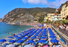 Cinque Terre Plajları (Beş Terre), İtalya'nın kuzeybatısındaki Liguria bölgesinde bulunan ve beş küçük renkli balıkçı köyünden oluşan ünlü bir bölgededir.