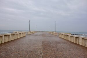Roma'nın merkezinden Ostia Beach'e olan mesafe, yaklaşık 25 kilometre (15.5 mil) civarındadır. Roma şehir merkezinden Lido di Ostia sahil bölgesine gitmek, genellikle toplu taşıma araçları veya özel araçlarla yaklaşık 45 dakika ile 1 saat sürebilir, trafik durumuna bağlı olarak süre değişebilir.