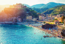 İtalya Denizleri yarım adada üç tarafı denizlerle çevrili olduğu için birden fazla denize sahiptir. İtalya'nın çevresinde aşağıdaki denizler bulunmaktadır.